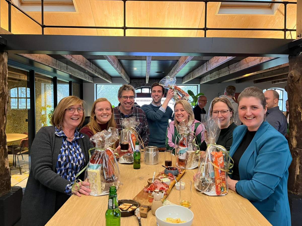 <p><strong>Vrijdagmiddagborrel / Pubquiz</strong><br>Onze omgebouwde boerderij is dé perfecte plek voor vrijdagmiddagborrels met regelmatig een competitief element als een pubquiz en darttoernooi. Ben je erbij de volgende keer?</p>