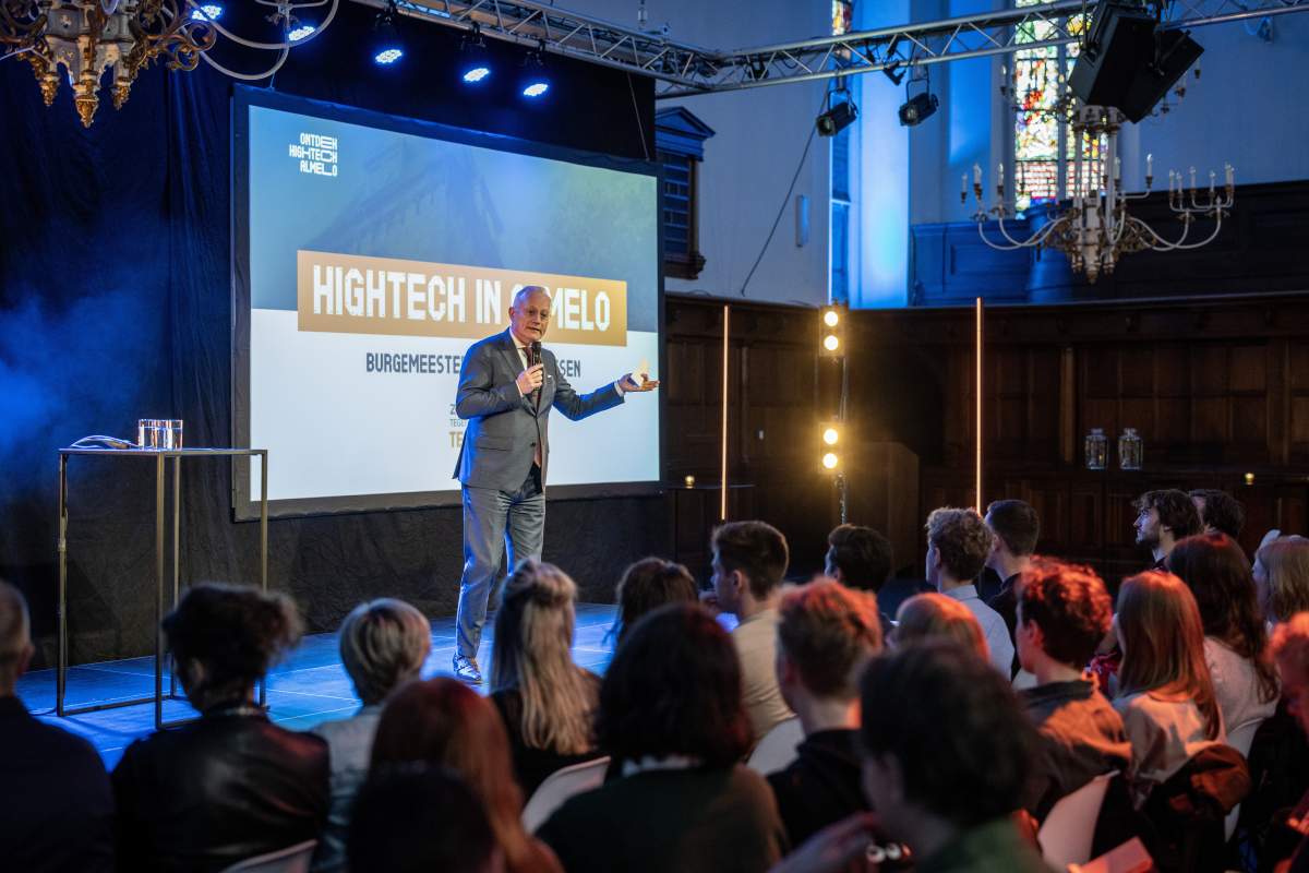 <p><strong>Stichting Ontdek Hightech Twente</strong><br>Urenco is aangesloten bij stichting Ontdek Hightech Twente. Vanuit dit gezamenlijke platform doen we er alles aan om jongeren enthousiast te maken voor techniek én de kansen die er liggen, met name bij de vele hightech bedrijven in Twente.</p>