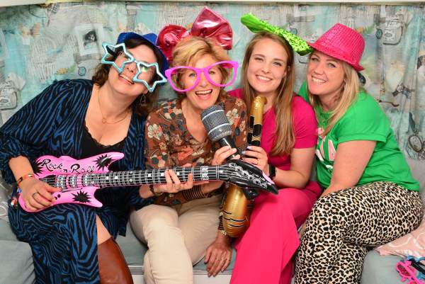 <p><strong>Mooj da'j dr bint Festival & BBQ&nbsp;</strong><br>Elk jaar starten we de zomervakantie met een BBQ voor alle collega's in onze boerderij! Ook onze gepensioneerde collega's worden hiervoor uitgenodigd.</p>