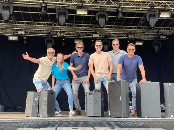 <p><strong>Vrijwilligerswerk</strong><br>Door het jaar heen doen we mee met verschillende vrijwilligersprojecten rondom Almelo. Elke medewerker krijgt de mogelijkheid om 1 dag per jaar betaald mee te helpen. Ook krijg je ruimte om onder werktijd bloed te doneren via Sanquin at Work.&nbsp;</p>